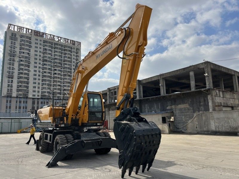 Máy đào bánh xe Hyundai 210w-9 cũ 21 tấn Máy đào cũ cỡ trung bình