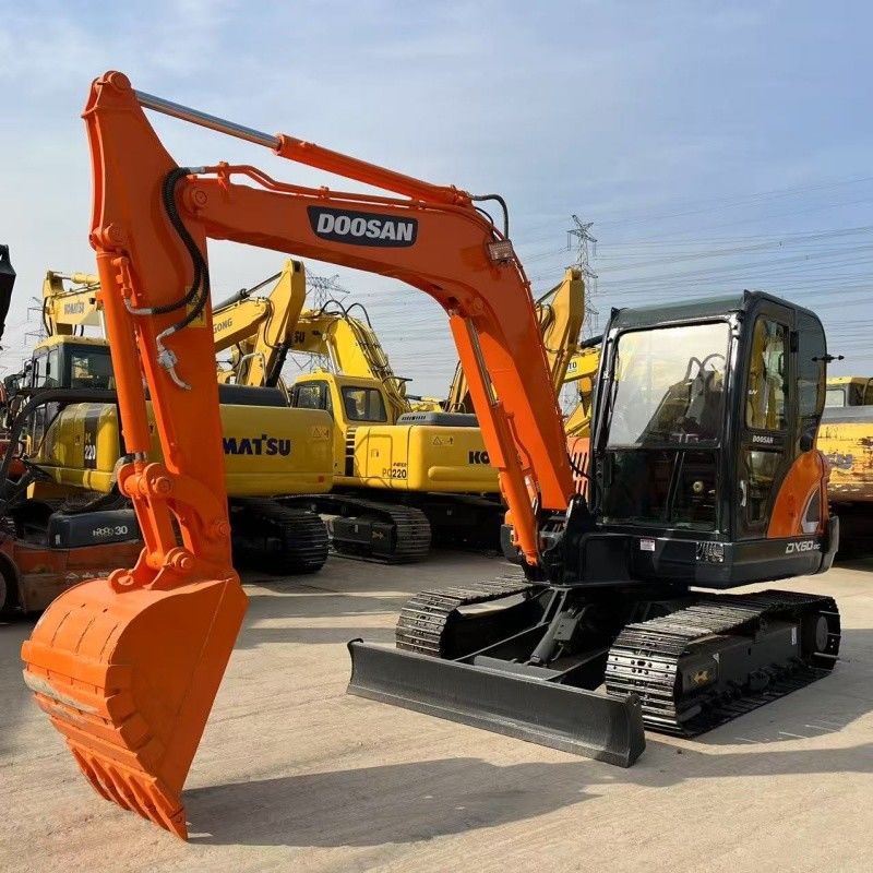 Máy đào nhỏ 6 tấn Doosan DX60 gốc Hàn Quốc Với Blade And Breaker Hammer Line