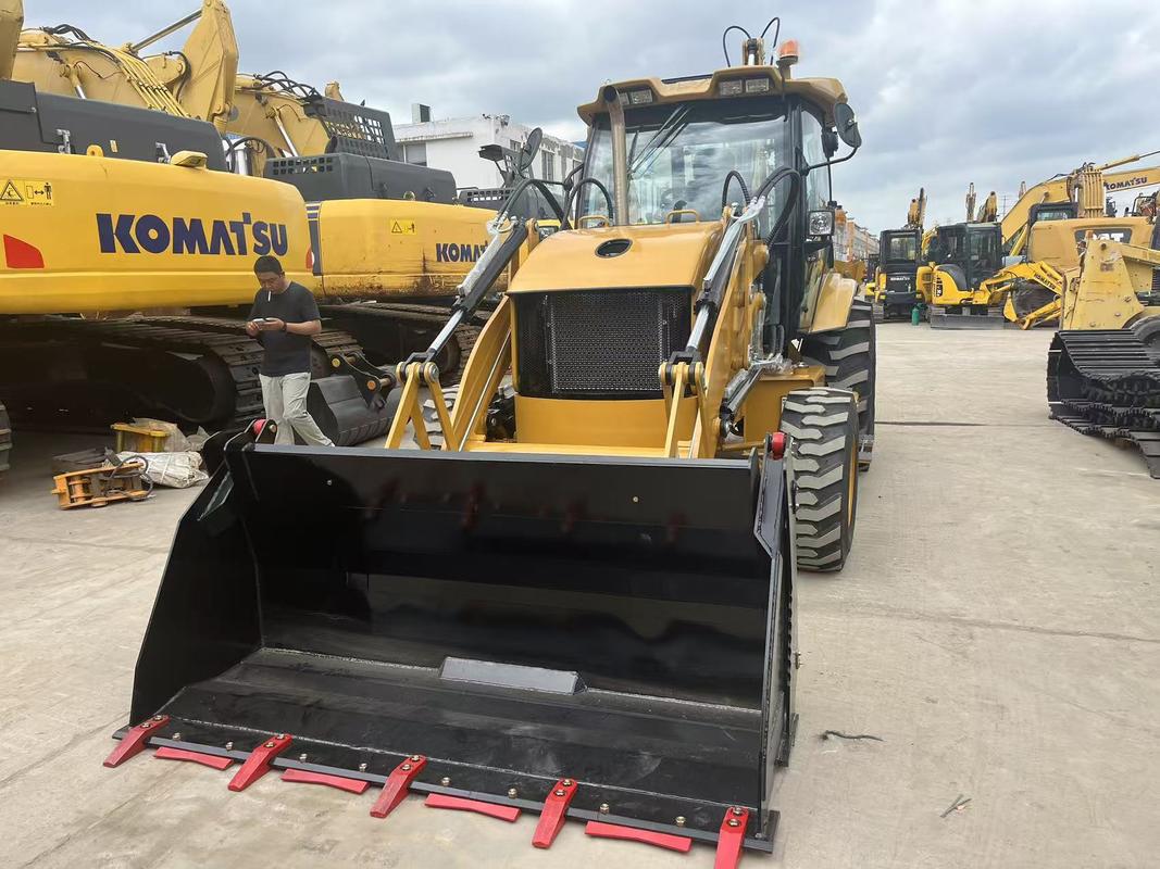 Máy xúc lật Caterpillar 420F hoàn toàn mới với gầu có thể mở và cần vươn dài