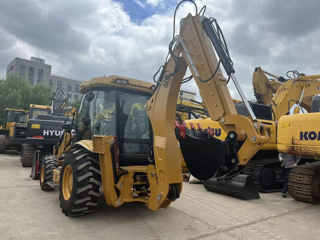 Máy xúc lật Caterpillar 420F hoàn toàn mới với gầu có thể mở và cần vươn dài