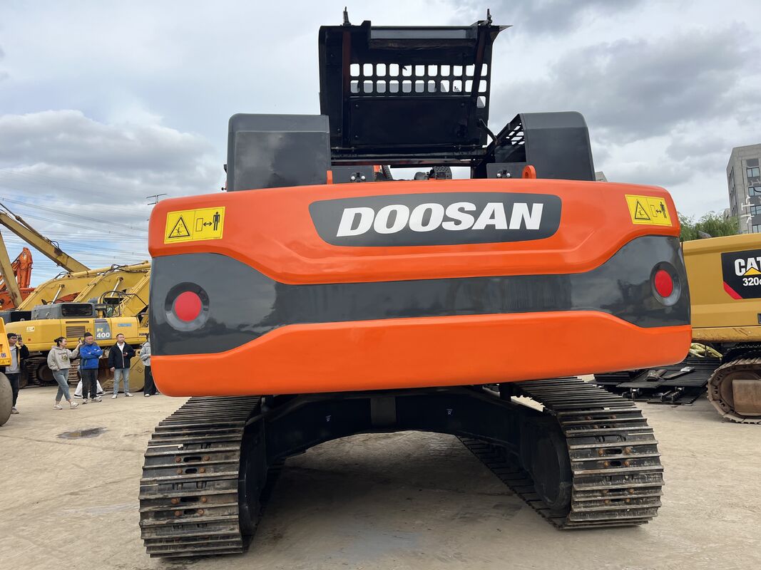 Máy đào thủy lực Doosan DX340LC-9C đã qua sử dụng với động cơ 184 KW và dung lượng xô 1,5 m3 để di chuyển đất