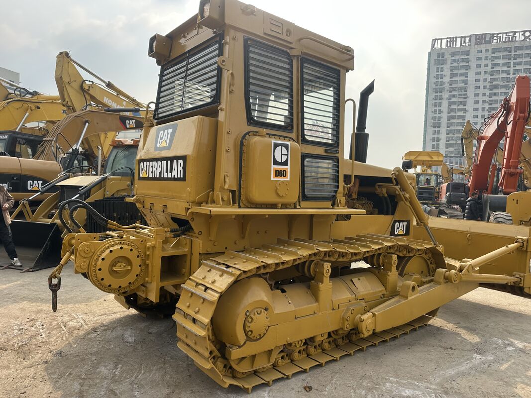 Xe ủi Cat D6D đã qua sử dụng với công suất 119 Kw, tình trạng sẵn sàng làm việc và 2400 giờ hoạt động
