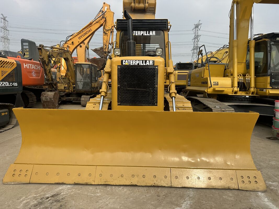 Xe ủi Cat D6D đã qua sử dụng với công suất 119 Kw, tình trạng sẵn sàng làm việc và 2400 giờ hoạt động