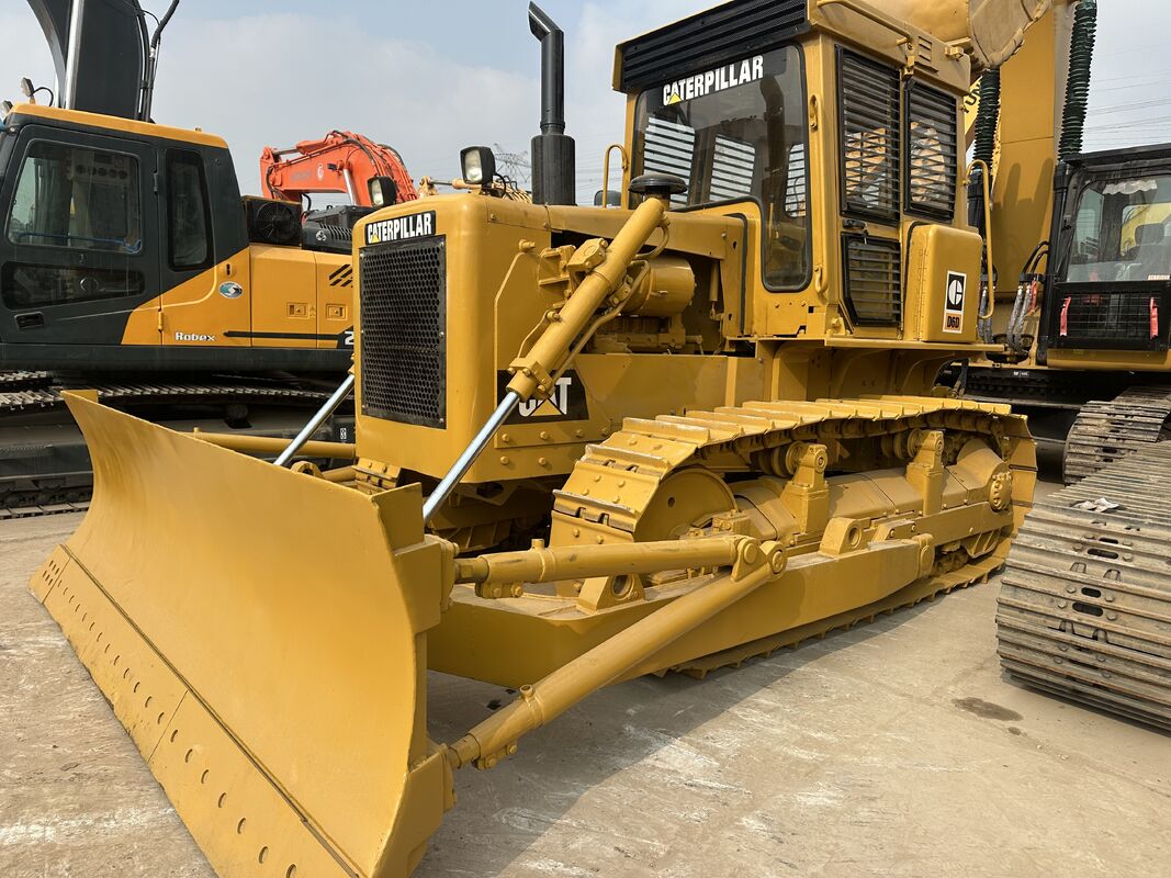 Xe ủi Cat D6D đã qua sử dụng với công suất 119 Kw, tình trạng sẵn sàng làm việc và 2400 giờ hoạt động