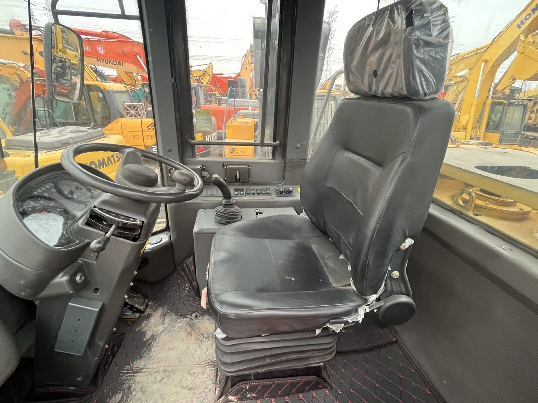 Máy xúc lật SDLG L958F đã qua sử dụng mạnh mẽ, được trang bị động cơ dung tích 9.7 Lít và sự thoải mái tuyệt vời cho người vận hành trong thời gian dài