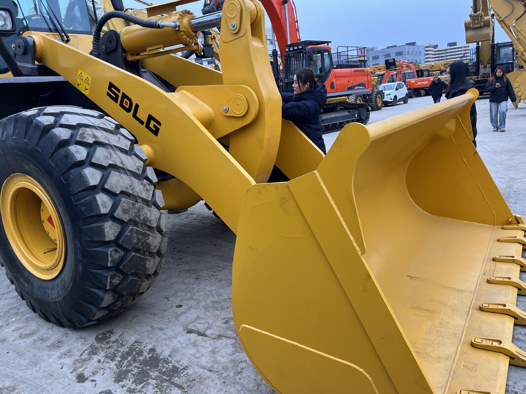 Máy xúc lật SDLG L958F đã qua sử dụng mạnh mẽ, được trang bị động cơ dung tích 9.7 Lít và sự thoải mái tuyệt vời cho người vận hành trong thời gian dài