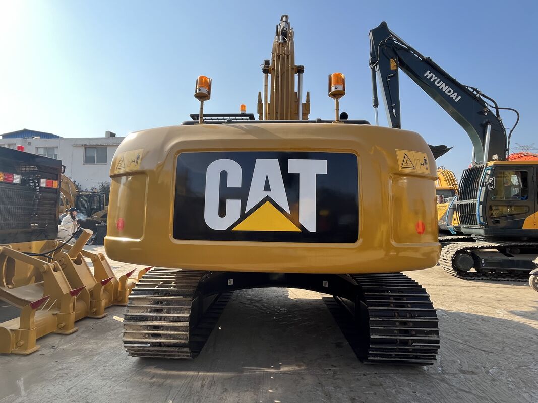 Máy xúc CAT 320D2L đã qua sử dụng được trang bị hệ thống thủy lực tiên tiến đảm bảo điều khiển mượt mà và hiệu quả hoạt động nâng cao