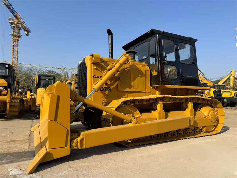 Xe ủi CAT D7G đã qua sử dụng với động cơ 3306, trọng lượng vận hành 20230kg và lưỡi nghiêng thẳng