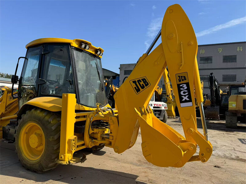 Máy xúc lật đào bánh lốp JCB 3CX đã qua sử dụng với dung tích gầu 1.1m3, công suất 81kw và bảo hành một năm